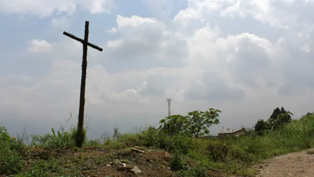 تقریب میں شریک دیگر افراد نے کھدائی کے مقام پر اپنے گمشدہ اعزا و اقربا کی تصاویر اور پھول رکھے