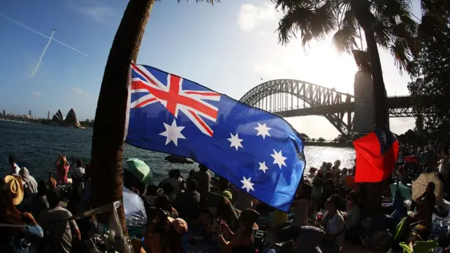 Người dân Sydney đã tụ tập từ sáng sớm để chọn những vị trí đẹp nhất chờ xem lễ bắn pháo bông.