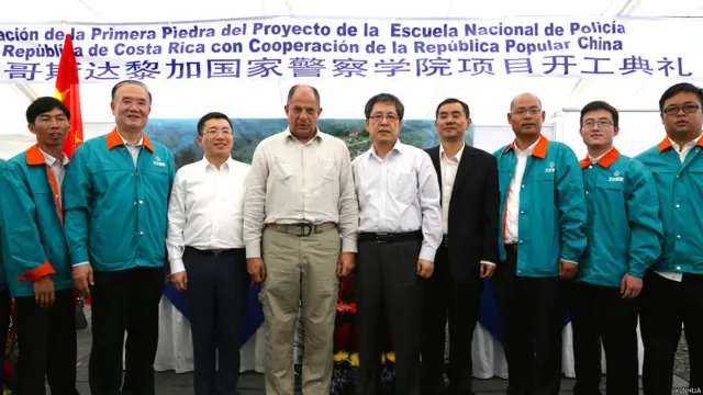 哥斯达黎加总统索利斯(左四)与中国大使宋彦斌(中)在利蒙省国家警察学院开工典礼上合影(新华社图片16/12/2014)