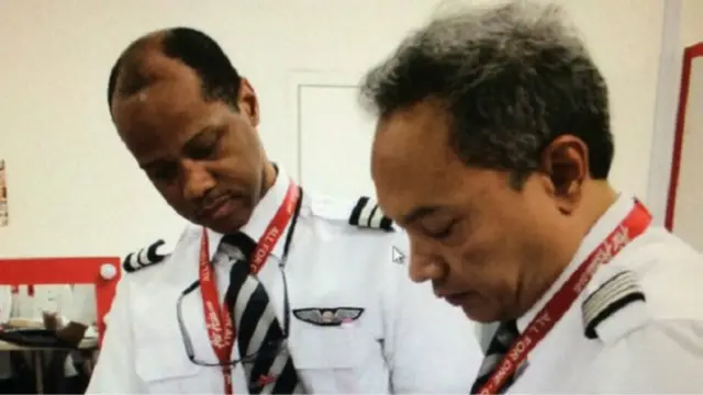 Remi Plesel (Kiri) sejak dulu ingin menjadi seorang pilot.