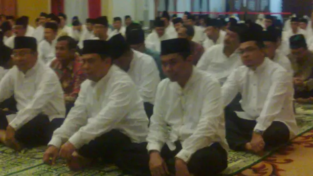 Doa bersama di rumah dinas Gubernur Jatim Soekarwo di Surabaya.