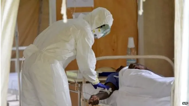 تعد الحمى أحد الأعراض الأولى للإصابة بفيروس إيبولا