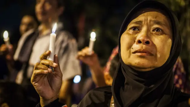 Seorang perempuan menangis ketika digelar doa bersama untuk para korban AirAsia.