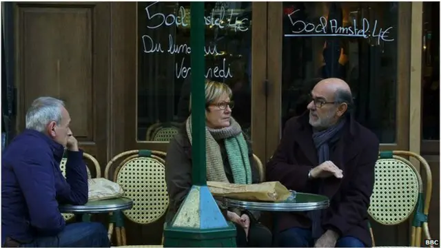 Парижани в кафе стурбовані