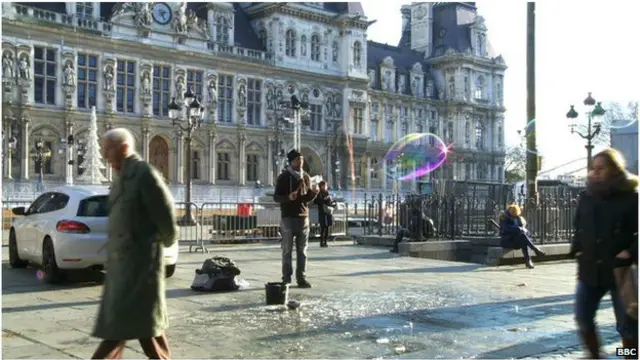 Біля мерії туристів розважають