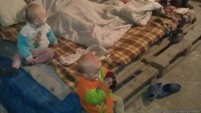 Волонтери розвозять допомогу по підвалах, де досі ховаються люди