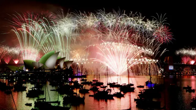 سنہ 2015 کو خوش آمدید کہنے کے لیے دنیا بھر میں لاکھوں لوگ حسب روایت مختلف مقامات پر جمع ہوئے۔ اس برس بھی نئے سال کی تقریبات کا آغاز آسٹریلیا اور نیوزی لینڈ سے ہوا۔ 