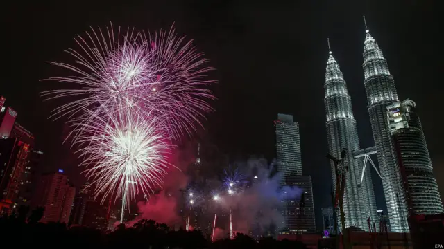 ملائیشیا میں پیٹروناس ٹاورز ہر برس کی طرح اس مرتبہ بھی مرکزی تقریب کا مقام تھے۔