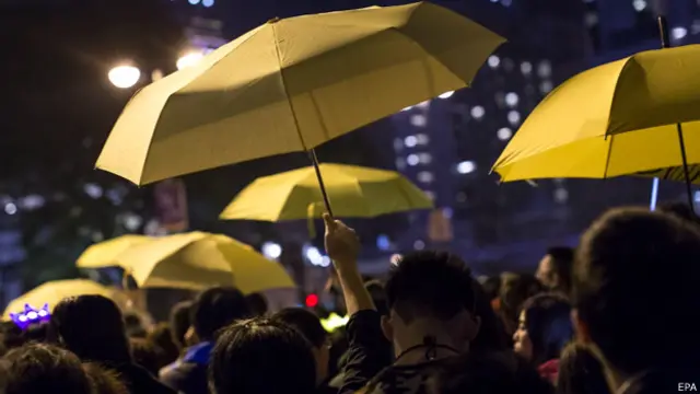 在尖沙嘴鐘樓附近，有數十名市民撐黃傘，高呼「我要真普選」及「梁振英下台」。