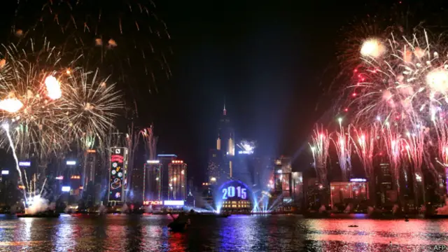 同往年一樣，香港維多利亞港舉辦了為時八分鐘的新年煙花表演。