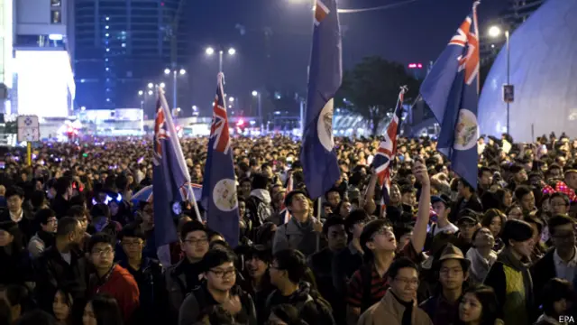 一組要求「香港城邦建國」的示威者在尖沙嘴的迎新年的人群中打出多面港英時期的香港旗。