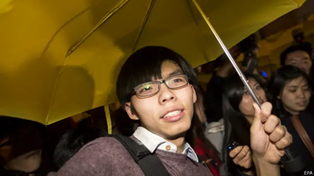 協助推動和領導近期香港街頭佔領運動的香港學民思潮召集人黃之鋒也撐起黃傘。