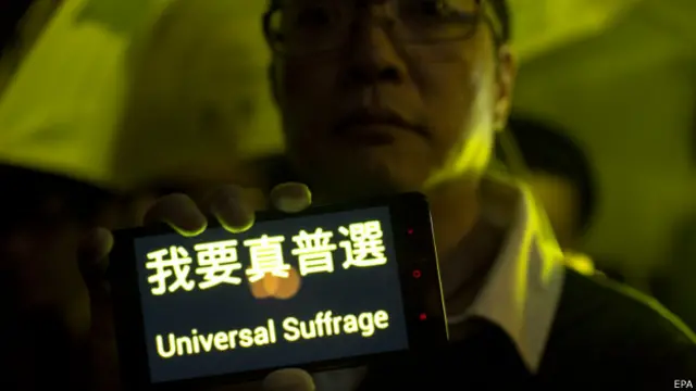 有人在人群中亮出顯示「我要真普選」標語的手機屏幕。