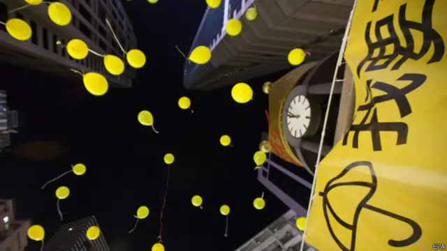 在添馬公園及旺角，也有市民把掛上「我要真普選」的黃色直幡的氣球放上天空。