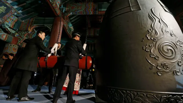 جنوبی کوریا کے دارالحکومت سیؤل میں یہ بڑی گھنٹی بجا کر نئے سال کی آمد کا اعلان کیا گیا۔