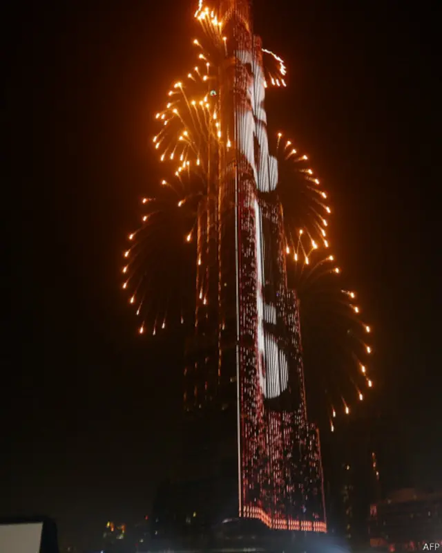 دبئی میں دنیا کی بلند ترین عمارت برج خلیفہ نئے سال کے آغاز پر آتش بازی اور روشنیوں سے بقعۂ نور بن گئی۔