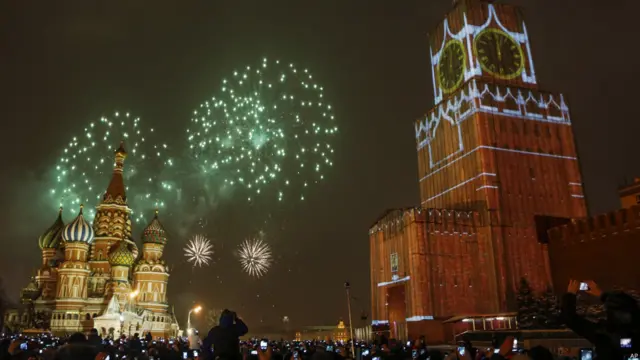 روس میں ماسکو کا ریڈ سکوائر نئے سال کی تقریب کا مرکز بنا جس میں ہزاروں افراد شریک تھے۔