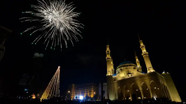 لبنان کے شہر بیروت میں بھی نئے سال کے آغاز پر سجاوٹ اور آتش بازی ہوئی۔