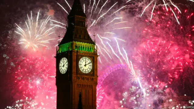 Биг Бен на фоне фейерверка