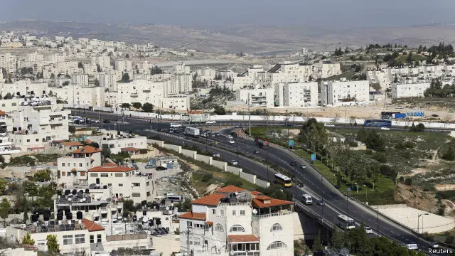 تواصل إسرائيل بناء المستوطنات اليهودية لتبتلع أراضي القدس الشرقية المحتلة رغم الانتقادات الدولية المستمرة.