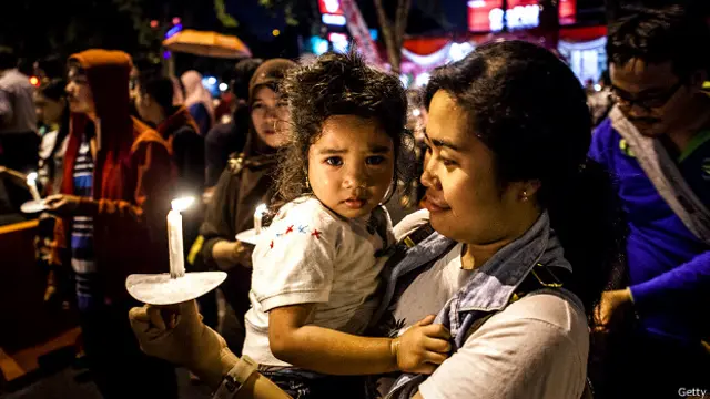 सुराबाया में निकाले गए जुलूस में शामिल लोग