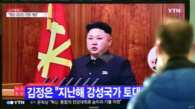 韩国民众在首尔火车站收看电视转播金正恩的讲话（1/1/2015）