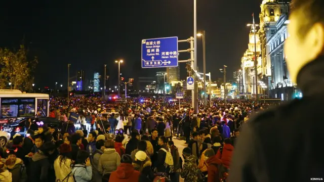 踩踏發生前上海外灘人潮洶湧（新華社圖片31/12/2014）