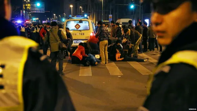 上海外灘警察拉起人鏈以便救護車為踩踏事件傷者急救（新華社圖片1/1/2015）