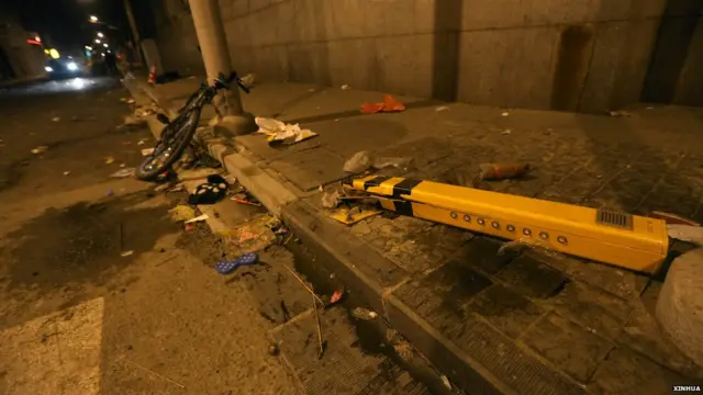 上海外灘路邊的紅外感應語音提示器被踩壞（新華社圖片1/1/2015）