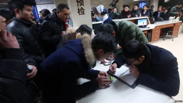 踩踏事故傷者親友在上海市第一人民醫院內登記個人信息（新華社圖片1/1/2015）