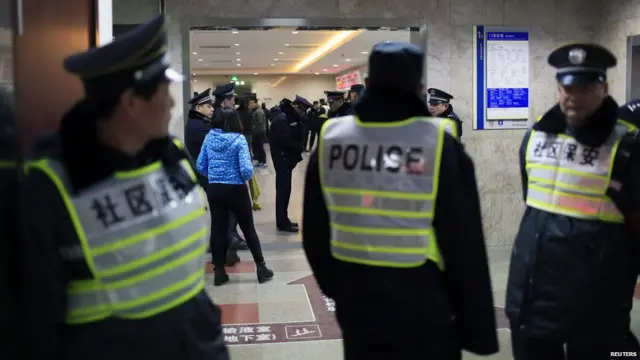 上海一家醫院內大批保安員和警察在急診室入口把守（1/1/2015）