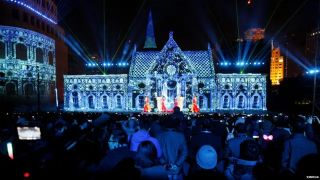 上海市民觀看在外灘源舉辦的跨年燈光秀表演（新華社圖片1/1/2015）