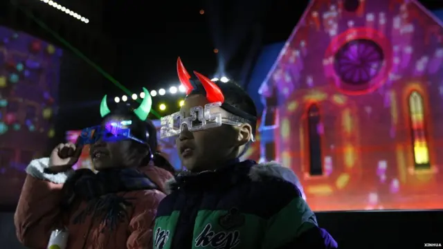 上海兩名小朋友觀看在外灘源舉辦的跨年燈光秀表演（新華社圖片1/1/2015）