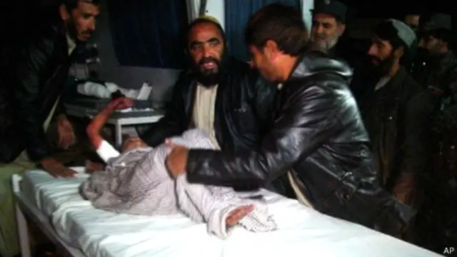 Roket menghantam sebuah rumah ketika para tamu pesta pernikahan berkumpul di luar. 