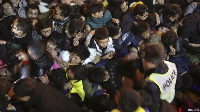 Cảnh chen lấn trong đêm xảy ra vụ giẫm đạp