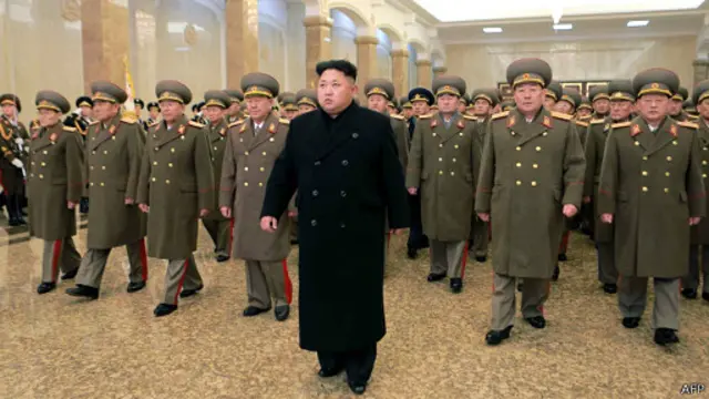 رهبر محور نظام حکومتی کره شمالی و ارتش قدرتمندترین نهاد این نظام محسوب می‌شوند