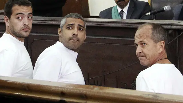 ان صحافیوں پر الزام عائد کیا گیا تھا کہ انھوں نے مصر کی ممنوعہ تنظیم اخوان المسلمین کی مدد کی تھی
