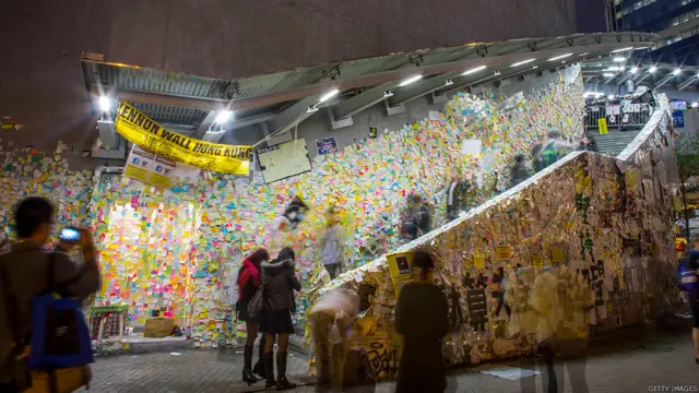 香港民众在“占领中环”金钟占领区内的连侬墙前阅览留言 （9/12/2014）