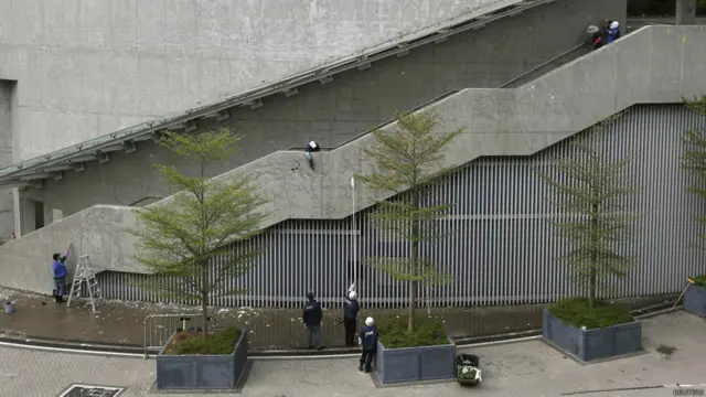 香港金钟政府总部东侧清洁工人清洗原“连侬墙”位置 （12/12/2014）