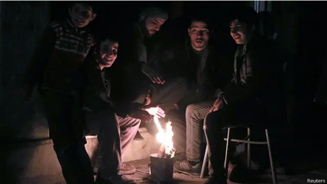 سوريون "يحتفلون" بعيد رأس السنة في الغوطة الشرقية قرب دمشق