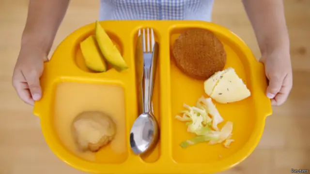 根据这一标准,每天的校餐必须包括有一份或多份蔬菜和沙拉