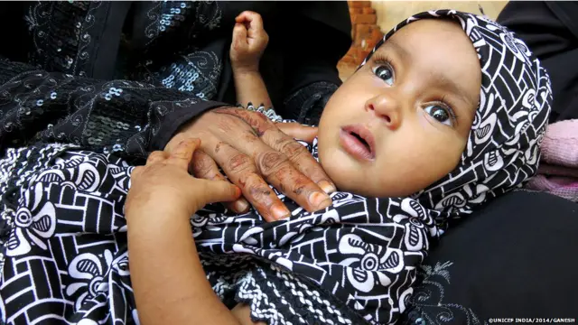 मां की गोद में बच्ची