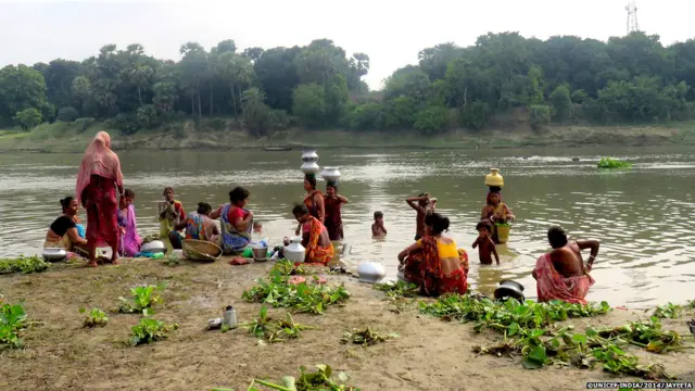 तालाब के किनारे महिलाएं