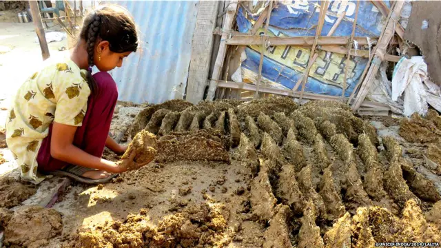 उपले बनाती लड़की