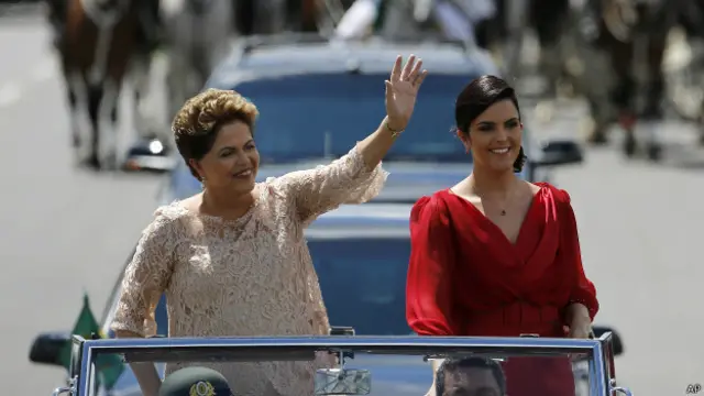 罗塞夫与她的女儿一道乘敞篷轿车抵达国会大厦。