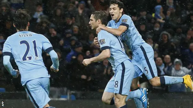 Kemenangan City atas Sunderland membuka peluang mereka menduduki urutan teratas Liga Primer.