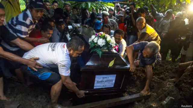 تباہ شدہ طیارے کے عملے کی رکن حیاتی لطفیہ حامد کو ان کے آبائی علاقے میں سپردِ خاک کیا گیا