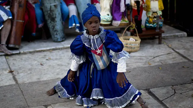 Niña baila en La Habana