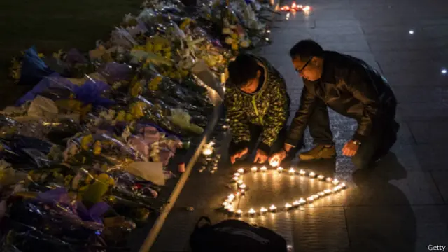 上海民众为死者点燃蜡烛