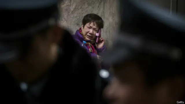 Người nhà của một nạn nhân vụ giẫm đạp chờ bên ngoài bệnh viện 